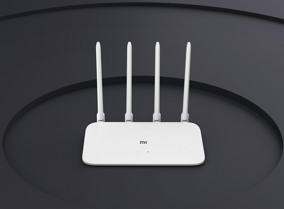 Роутер Xiaomi Mi WiFi Router 4A Gigabit Edition DVB4218CN крупным планом